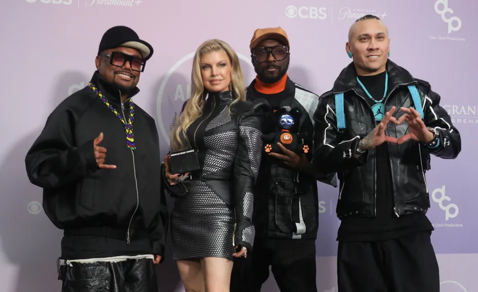 Fergie reunites with Black Eyed Peas at the 2026 American Music Awards after Rock That Body wins Best Throwback Song